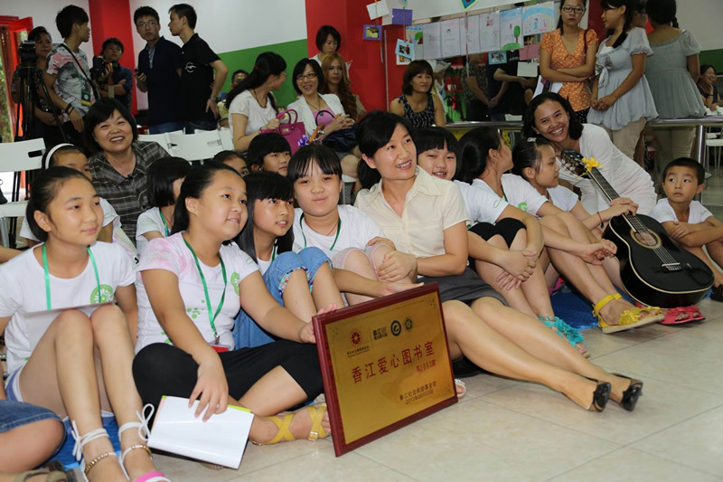 谢理事长及北京<em>打工妹</em>之<em>家</em>总干事韩会敏分别向