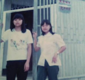 陈翠练（右一）初进工厂。