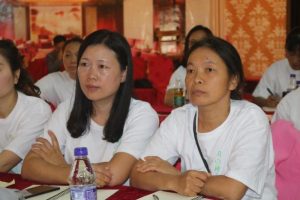 陈翠练培训中（右）。