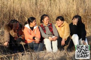 广东始兴县绿芽社会工作服务中心团队，左二为吴秀兰（扫描二维码可了解和支持该乡村项目）。